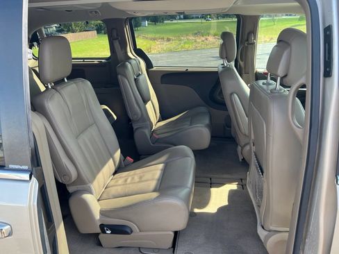 Used 2013 Chrysler Town & Country Touring-L w/ Driver Convenience Group FWD image 36