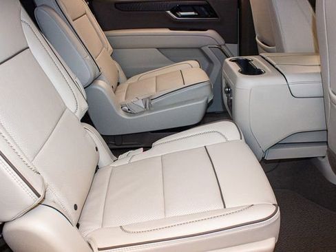 Used 2025 GMC Yukon XL Denali image 12