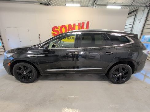 Used 2023 Buick Enclave Essence image 2