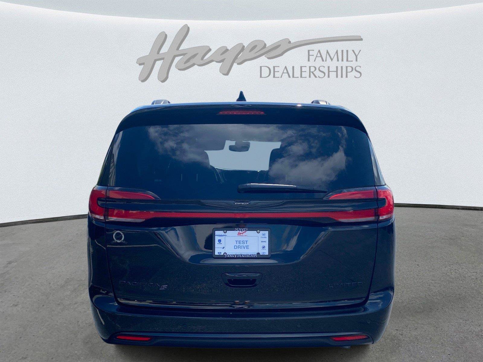 Used 2025 Chrysler Pacifica Limited FWD image 4