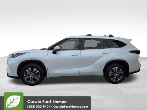 Used 2023 Toyota Highlander XLE AWD/4WD image 6
