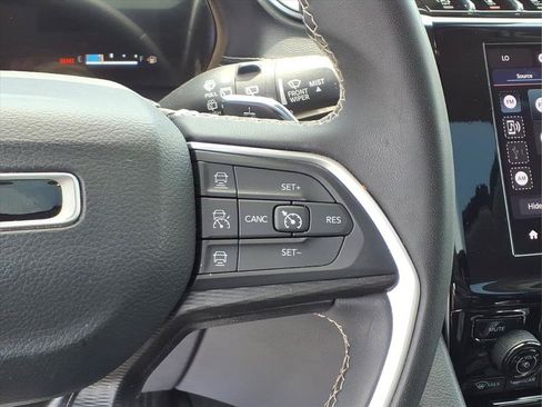 Used 2023 Jeep Grand Cherokee Laredo AWD/4WD image 11