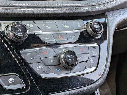 Used 2022 Chrysler Pacifica Limited w/ S Appearance Package image 15