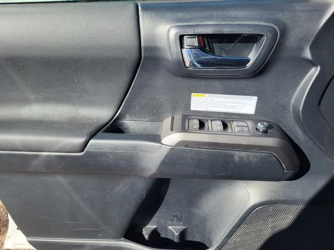 Used 2018 Toyota Tacoma TRD Off-Road image 14