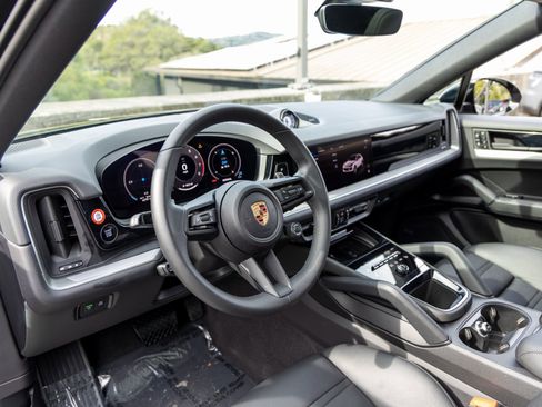 Certified 2025 Porsche Cayenne Coupe image 4