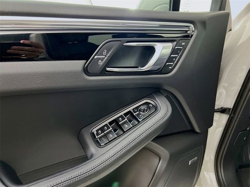 New 2026 Porsche Macan Base image 20