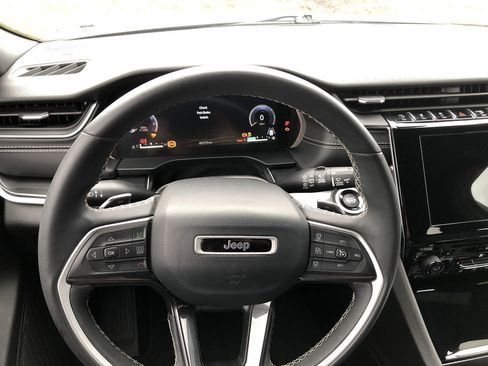 Used 2023 Jeep Grand Cherokee L Laredo image 15