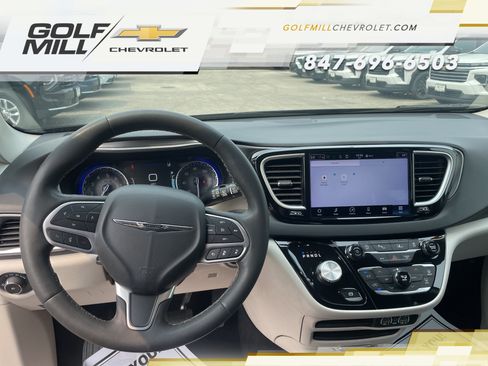 Used 2023 Chrysler Pacifica Touring-L FWD image 16
