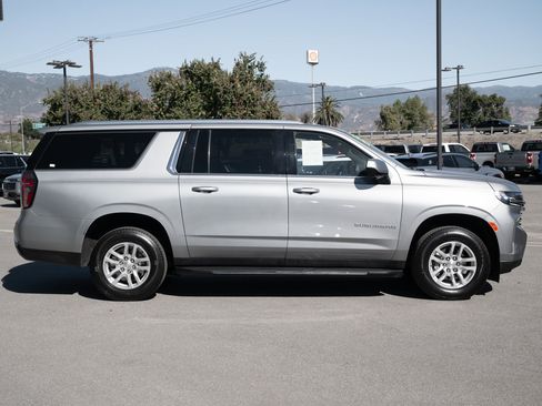 Used 2024 Chevrolet Suburban LT image 3