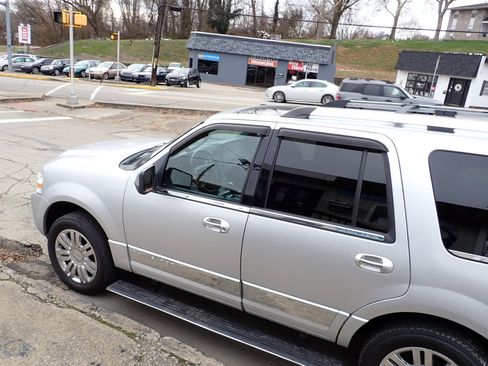 Used 2011 Lincoln Navigator 4WD image 5