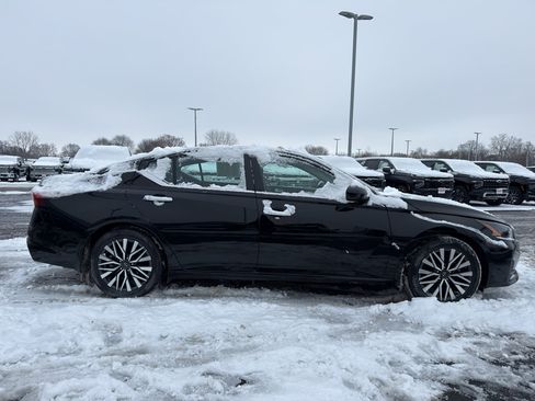 Certified 2024 Nissan Altima 2.5 SV w/ SV Premium Package image 4