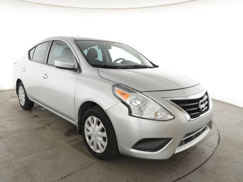 Used 2018 Nissan Versa SV FWD image 3