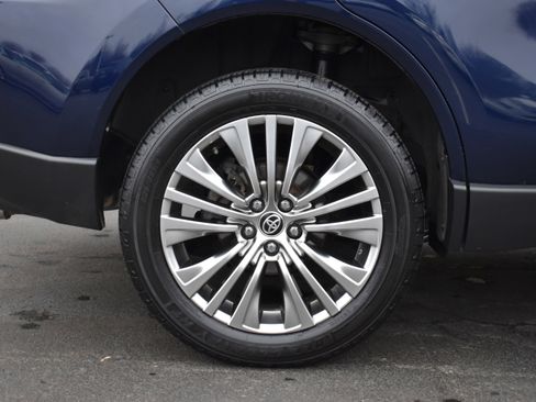 Used 2021 Toyota Venza Limited image 43