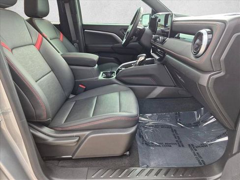 Used 2025 Chevrolet Colorado Z71 w/ Technology Package AWD/4WD image 21