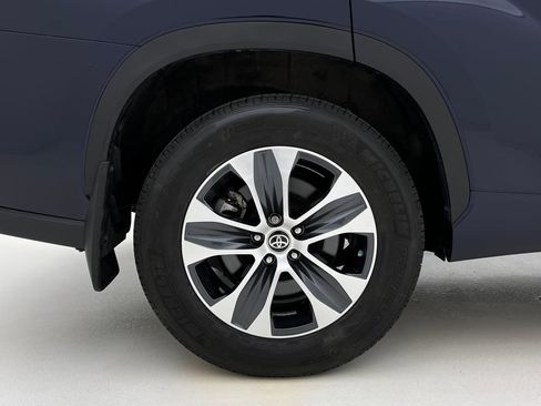 Used 2024 Toyota Highlander XLE image 28