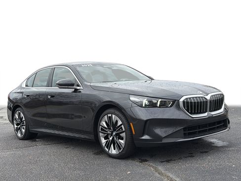 Certified 2025 BMW 530i w/ Premium Package image 31