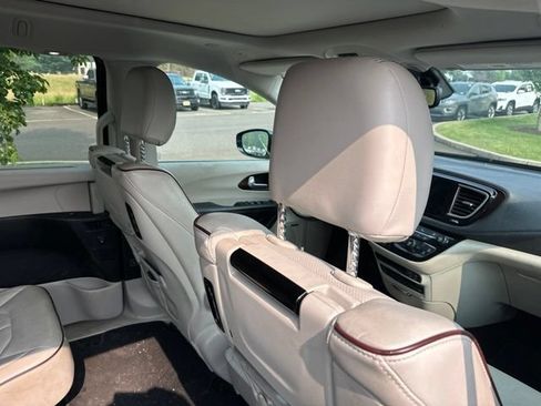 Used 2018 Chrysler Pacifica Limited w/ Tire & Wheel Group FWD image 18
