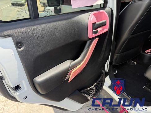 Used 2015 Jeep Wrangler Unlimited Rubicon w/ Connectivity Group AWD/4WD image 19