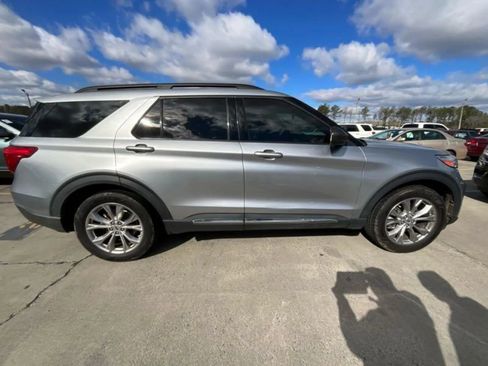 Used 2020 Ford Explorer XLT w/ Equipment Group 202A RWD image 3