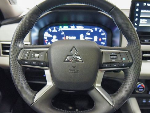 Used 2025 Mitsubishi Outlander SE image 25