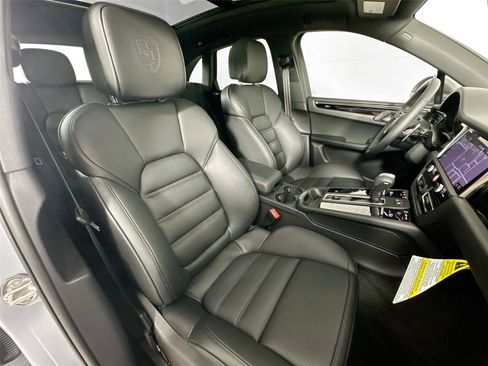 Certified 2026 Porsche Macan AWD/4WD image 28