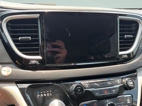 Used 2024 Chrysler Pacifica Touring-L FWD image 23