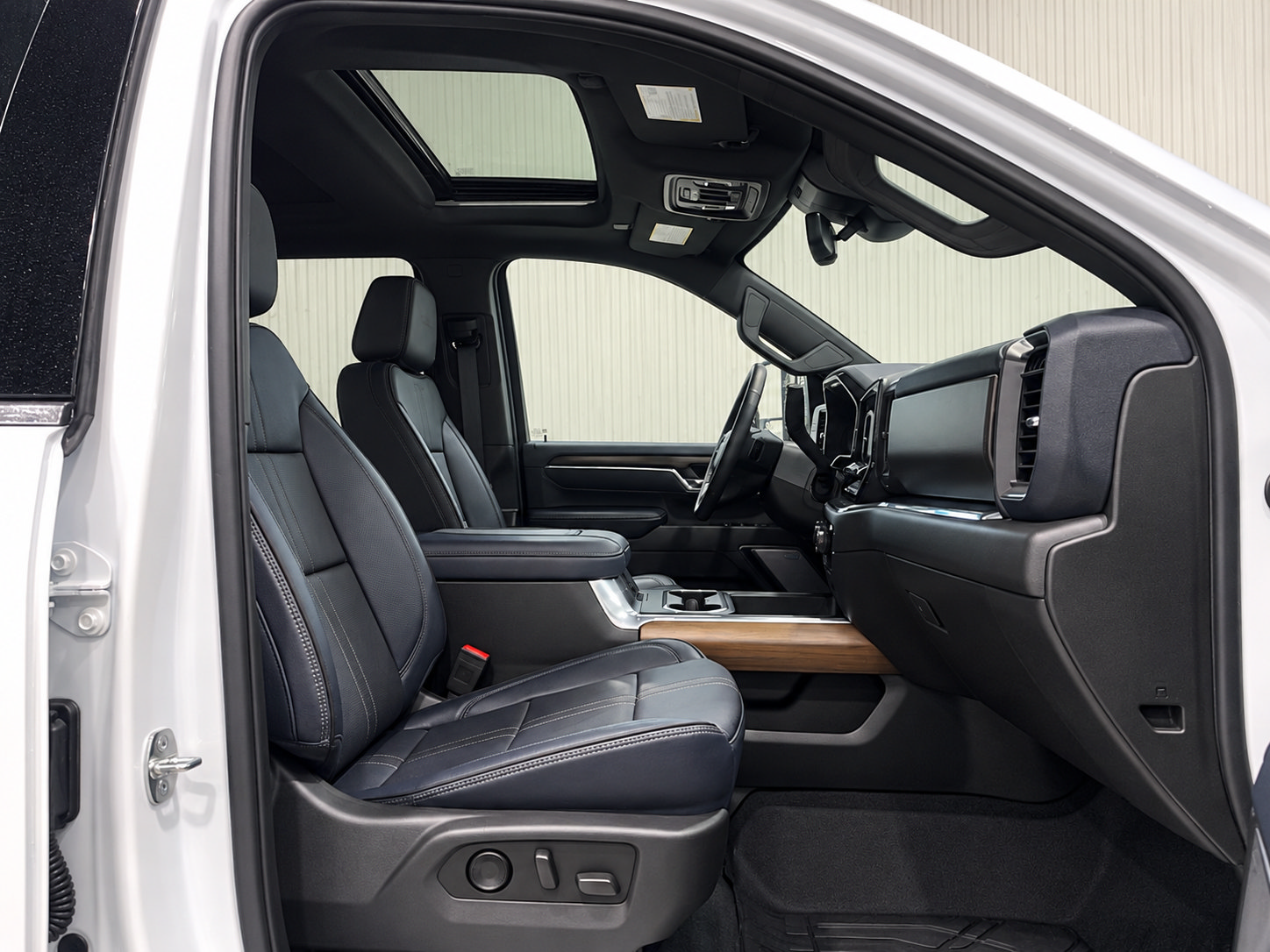 Used 2024 Chevrolet Silverado 3500 High Country w/ High Country Premium Package AWD/4WD image 14