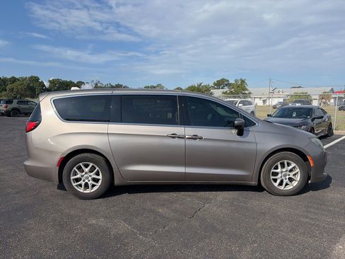 Used 2017 Chrysler Pacifica Touring FWD image 8