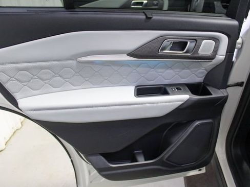 Used 2025 Ford Explorer Platinum w/ Ultimate Package image 14