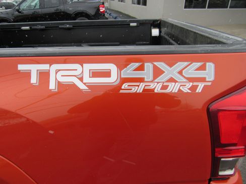 Used 2016 Toyota Tacoma TRD Sport w/ Towing Package image 10