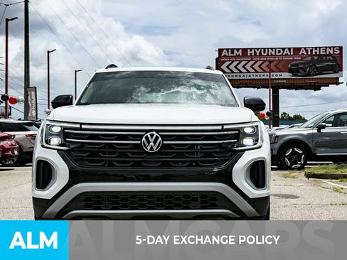 Used 2025 Volkswagen Atlas Peak Edition SE AWD/4WD image 3