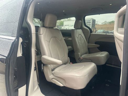 Used 2018 Chrysler Pacifica Touring-L Plus FWD image 16