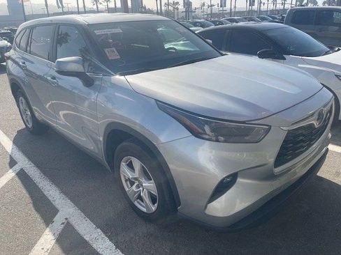 Used 2024 Toyota Highlander LE image 2