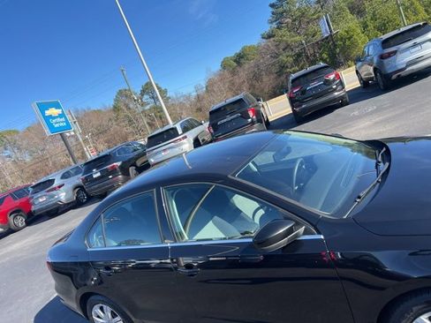 Used 2017 Volkswagen Jetta S image 4