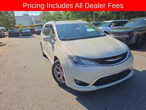 Used 2017 Chrysler Pacifica Touring-L Plus w/ Advanced Safetytec Group FWD image 2