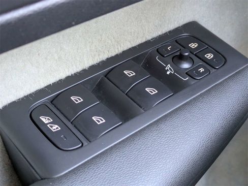 Used 2021 Volvo XC40 T5 Momentum w/ Protection Package Premier image 26