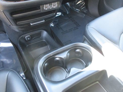 Used 2025 Chrysler Pacifica Select image 29