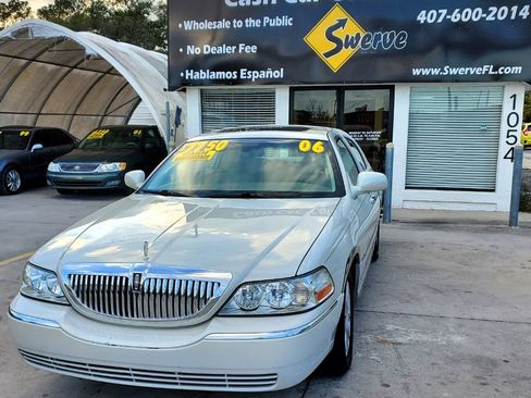 Used 2006 Lincoln Town Car Signature Limited image 2