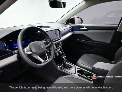 Used 2023 Volkswagen Taos SE w/ Panoramic Sunroof Package image 7