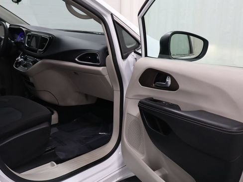 Certified 2023 Chrysler Voyager LX FWD image 14
