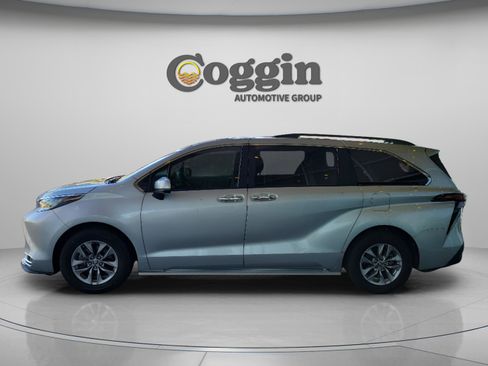 Used 2023 Toyota Sienna XLE image 2
