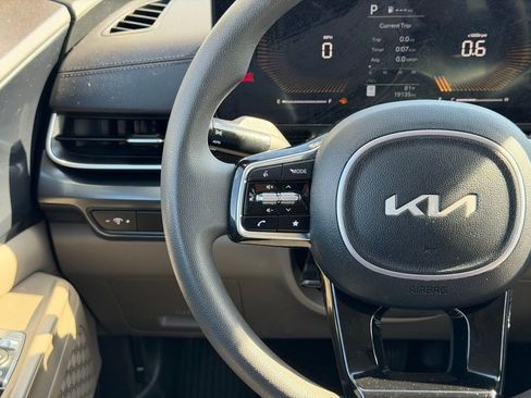 Used 2025 Kia Carnival LX FWD image 19