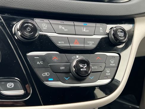 Used 2024 Chrysler Pacifica Touring-L image 22