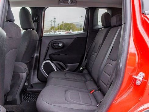 Used 2018 Jeep Renegade Latitude w/ Cold Weather Group FWD image 8