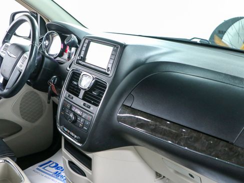 Used 2016 Chrysler Town & Country Touring FWD image 27
