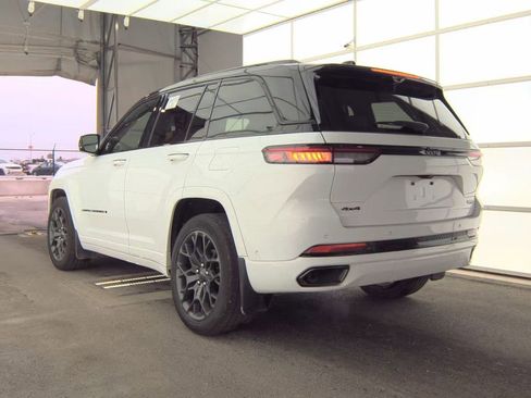 Used 2024 Jeep Grand Cherokee Summit image 4