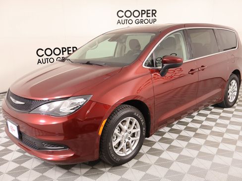 Used 2023 Chrysler Voyager LX image 9