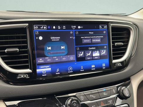 Used 2024 Chrysler Pacifica Touring-L FWD image 16