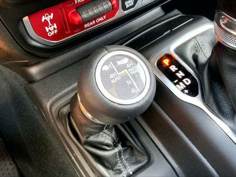 Used 2024 Jeep Wrangler Unlimited Rubicon AWD/4WD image 32