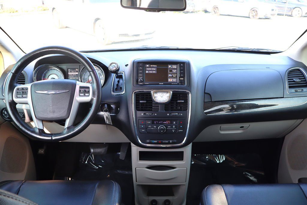 Used 2016 Chrysler Town & Country Touring FWD image 13